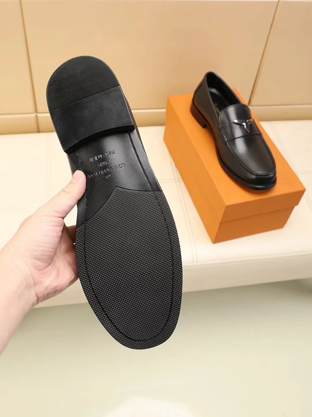 Men's shoes 440 💰 Louis Vuitton LV ® 🆕 model 🔛Full shoe counter, first layer cowhide, 🐂leather lined casual shoes for men, super soft outsole, essential for driving. Synchronized with the counter, original first layer cowhide, completely 1:1 mold customization🌹top version, color optional! Number: 39-44 (customized at 38.45.46)